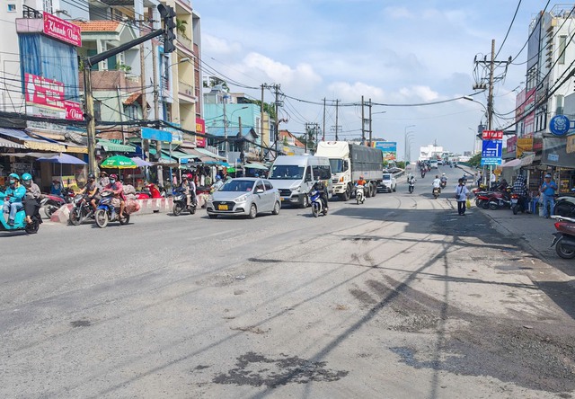 Khẩn trương khắc phục đường Huỳnh Tấn Phát mất ATGT khiến nhiều người té ngã - Ảnh 2.