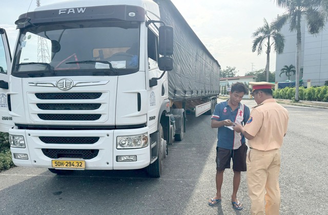 Đội CSGT An Sương xử phạt tài xế và chủ xe thông qua camera giám sát hành trình - Ảnh 1.