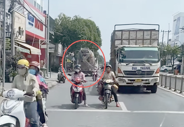 CSGT xử phạt tài xế xe bồn đi ngược chiều trên đường Tỉnh lộ 8 - Ảnh 1.