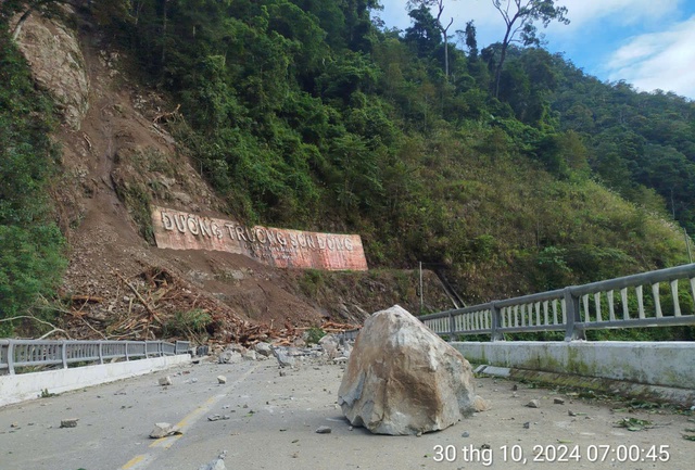 Còn 7 vị trí ách tắc giao thông do bão số 6 - Ảnh 2.