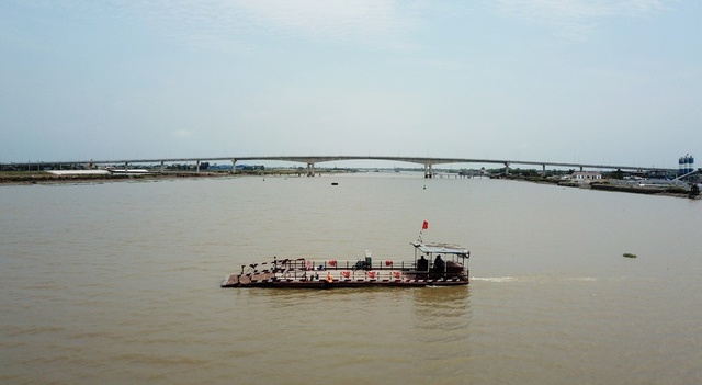 Điều chuyển các phương tiện thủy tại bến phà Thịnh Long trên QL21B cho địa phương- Ảnh 1.