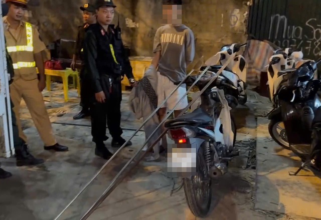 Hà Nội: Tạm giữ thanh niên mang nhiều hung khí tham gia giao thông
- Ảnh 1. Hà Nội: Tạm giữ thanh niên mang nhiều hung khí tham gia giao thông
- Ảnh 1.