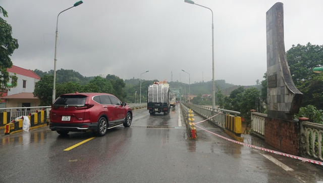Cấm toàn bộ người và phương tiện qua cầu Yên Bái - Ảnh 1.