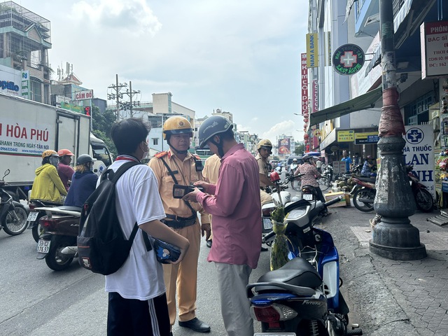 CSGT TP. HCM xử lý 843 trường hợp học sinh vi phạm giao thông - Ảnh 2.