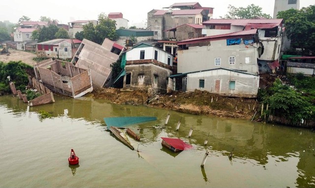 Bắc Ninh: Xử lý khẩn cấp sự cố sạt lở đê hữu Cầu - Ảnh 1.