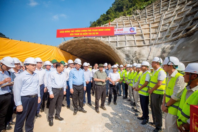 Thủ tướng kiểm tra công trường, gỡ vướng 2 dự án cao tốc nối Cao Bằng - Lạng Sơn- Ảnh 1.