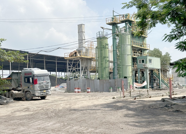 TP Thủ Đức xử phạt Công ty Hồng An 140 triệu đồng, yêu cầu tháo dỡ trạm trộn bê tông trái phép gây mất ATGT - Ảnh 1.