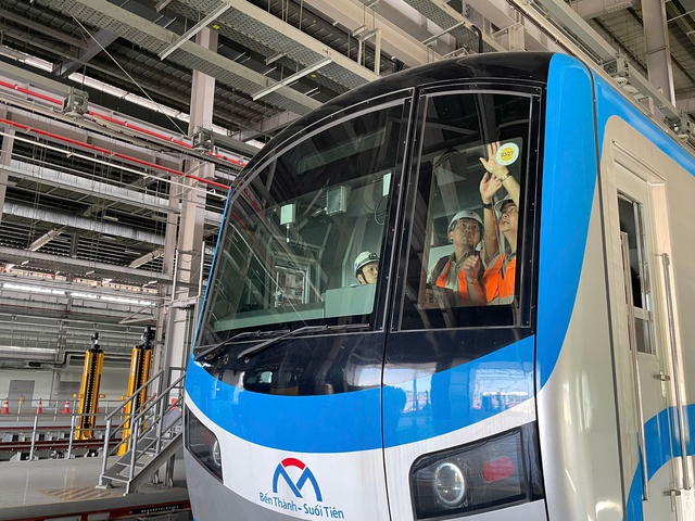 Hoàn thành dán tem kiểm định 17 đoàn tàu metro, vận hành chính thức 22/12 - Ảnh 1.