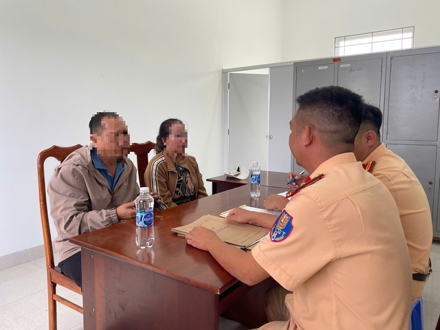 Xử phạt tài xế xe khách dừng đón khách giữa QL26 qua Đắk Lắk- Ảnh 1. Xử phạt tài xế xe khách dừng đón khách giữa QL26 qua Đắk Lắk- Ảnh 1.