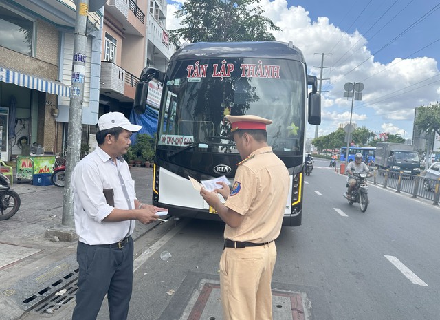 CSGT TP. HCM khuyến cáo doanh nghiệp chấp hành quy định dán phù hiệu, biển hiệu - Ảnh 1.
