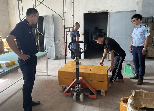 Phát hiện khối lượng lớn thiết bị thuốc lá điện tử không hoá đơn - Ảnh 1.