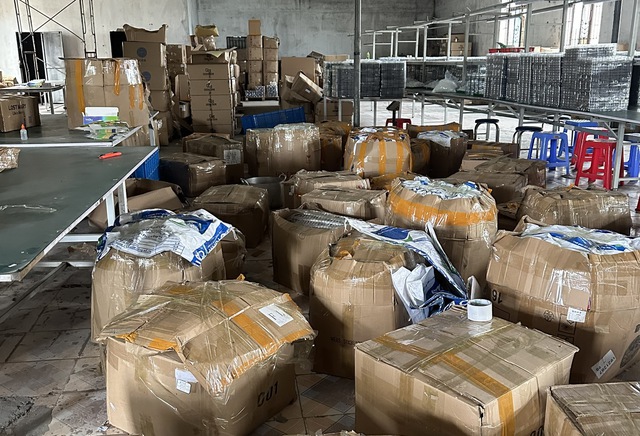 Phát hiện khối lượng lớn thiết bị thuốc lá điện tử không hoá đơn - Ảnh 2.