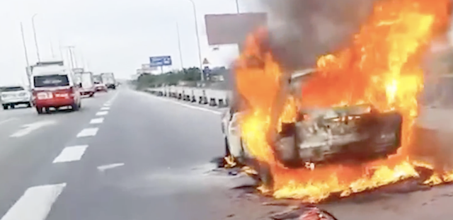 Video ô tô bốc cháy dữ dội trên cao tốc TP. HCM – Long Thành - Dầu Giây - Ảnh 1.