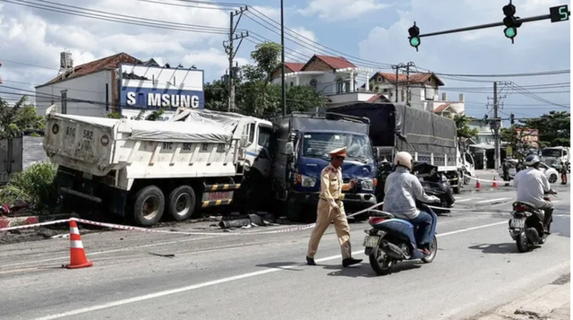 Tạm giữ tài xế xe ben gây tai nạn liên hoàn ở Bình Dương khiến 1 người tử vong - Ảnh 1.