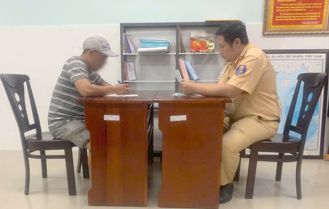 CSGT TP. HCM phạt tài xế xe ben leo dải phân cách chuyển làn đường Nguyễn Văn Linh - Ảnh 1.