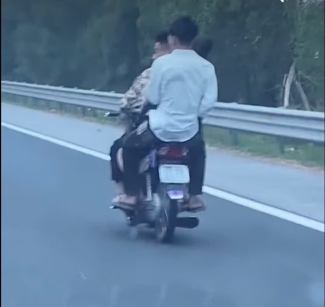 CSGT xử phạt 3 thanh niên 