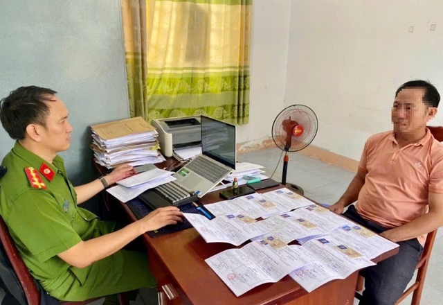 Công an Đắk Lắk phát hiện, tạm giữ đối tượng mua bán giấy phép lái xe giả- Ảnh 1. Công an Đắk Lắk phát hiện, tạm giữ đối tượng mua bán giấy phép lái xe giả- Ảnh 1.