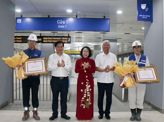 TP. HCM khen thưởng các nhà thầu xuất sắc đẩy nhanh tiến độ thi công tuyến metro số 1 - Ảnh 1.