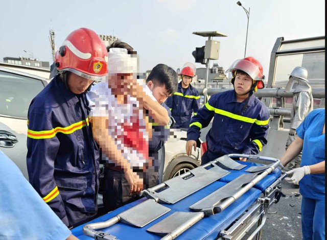 Cảnh sát cứu lái xe mắc kẹt trong cabin sau TNGT trên đường Vành đai 2 Hà Nội - Ảnh 1.