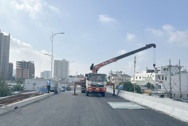 TP. HCM chiêm ngưỡng cầu Rạch Đỉa hơn 500 tỷ đồng chuẩn bị hoàn thành thông xe - Ảnh 2.