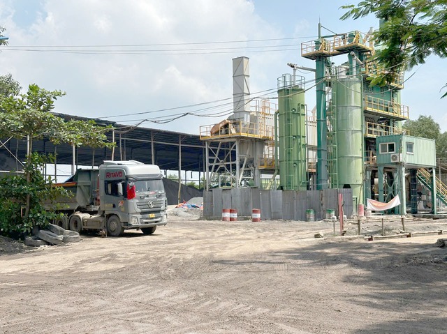 Đề nghị xử phạt 140 triệu đồng Công ty Hồng An hoạt động trạm trộn bê tông không phép gây mất ATGT - Ảnh 2.