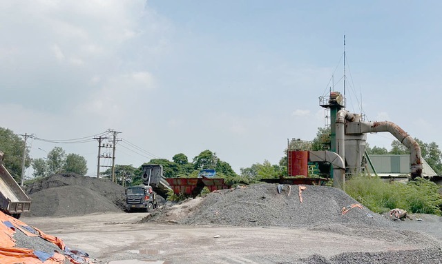 Đề nghị xử phạt 140 triệu đồng Công ty Hồng An hoạt động trạm trộn bê tông không phép gây mất ATGT - Ảnh 1.
