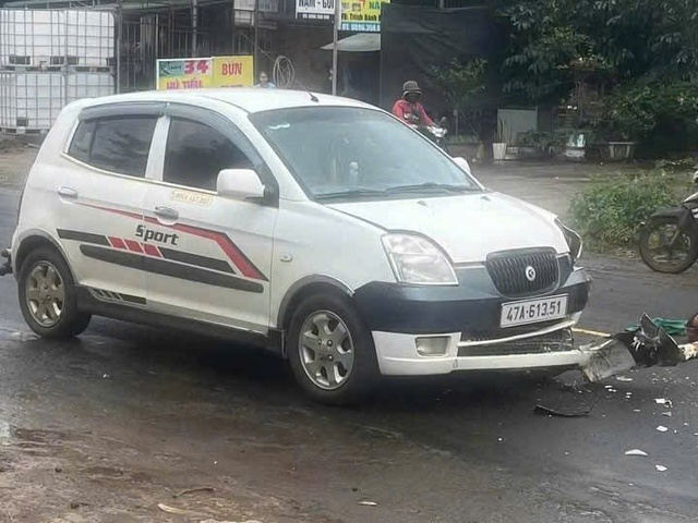 Video: Khoảnh khắc xe máy tông trực diện ô tô con trên QL26 qua Đắk Lắk khiến 2 người phụ nữ nguy kịch- Ảnh 1.