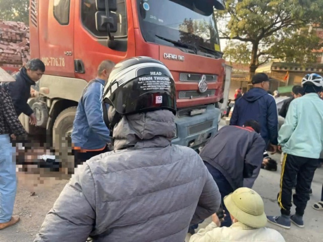 Hà Nội: Ba học sinh thương vong dưới gầm xe tải- Ảnh 1.