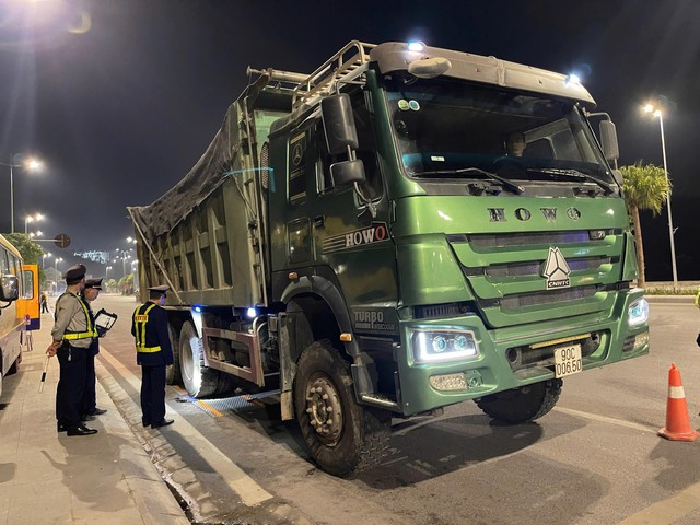 Quảng Ninh:  Kiểm soát chặt chẽ, xử lý nghiêm vi phạm xe tải - Ảnh 1.