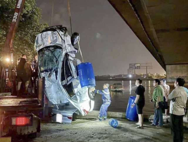 Hé lộ nguyên nhân ban đầu vụ tai nạn ô tô rơi xuống sông Đồng Nai khiến nữ tài xế tử vong - Ảnh 1.