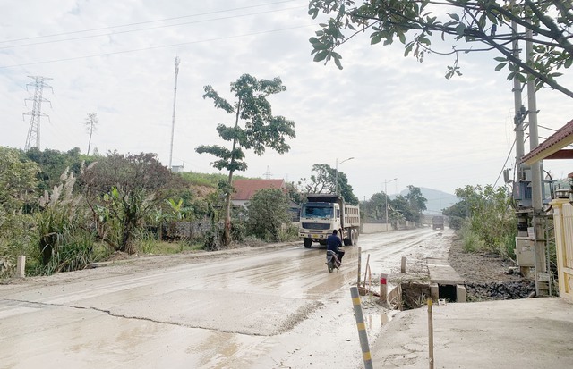 Đoàn xe tải chở vật liệu xây dựng “tung hoành” ở Quảng Ninh - Ảnh 2.