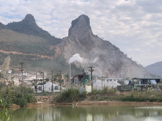 Đoàn xe tải chở vật liệu xây dựng “tung hoành” ở Quảng Ninh - Ảnh 7.