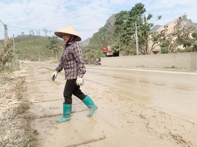 Đoàn xe tải chở vật liệu xây dựng “tung hoành” ở Quảng Ninh - Ảnh 3.