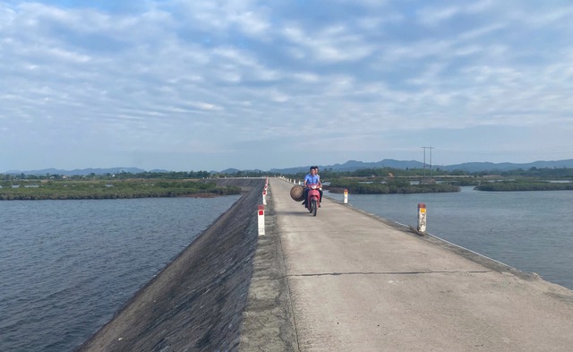 Quảng Ninh: Hiểm nguy rình rập trên tuyến đường ra đảo Hà Loan - Ảnh 1.