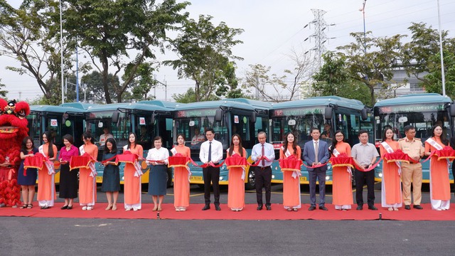 TP. HCM khai trương 17 tuyến xe buýt điện kết nối metro Bến Thành - Suối Tiên - Ảnh 1.