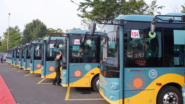 TP. HCM khai trương 17 tuyến xe buýt điện kết nối metro Bến Thành - Suối Tiên - Ảnh 2.