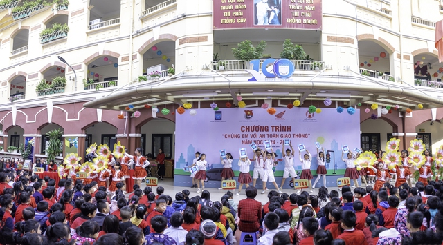 Thanh niên Bộ GTVT đẩy mạnh tuyên truyền ATGT cho học sinh tiểu học- Ảnh 1. Thanh niên Bộ GTVT đẩy mạnh tuyên truyền ATGT cho học sinh tiểu học- Ảnh 1.