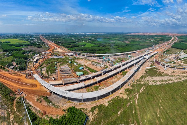 Thủ tướng Phạm Minh Chính kiểm tra tiến độ thi công gói thầu 6.12 sân bay Long Thành- Ảnh 2. Thủ tướng Phạm Minh Chính kiểm tra tiến độ thi công gói thầu 6.12 sân bay Long Thành- Ảnh 2.