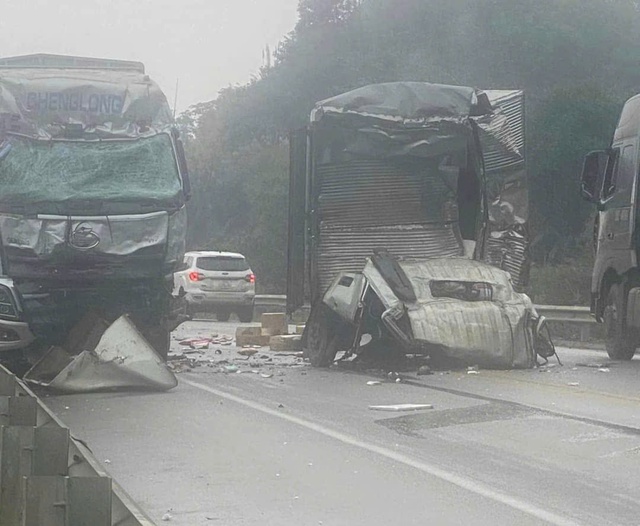 Video hai ôtô đấu đầu trên cao tốc, 4 người thương vong- Ảnh 1.