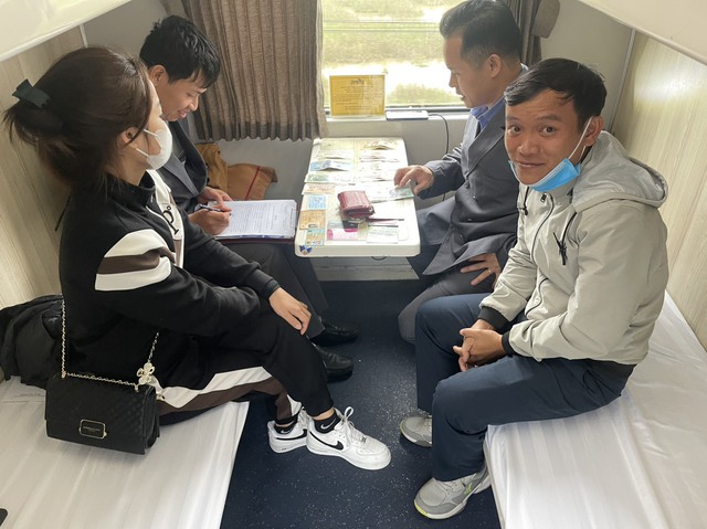 Tiếp viên đường sắt liên tiếp trả lại tài sản cho khách đi tàu- Ảnh 1.