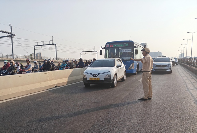 Xe container đâm dải phân cách cầu Sài Gòn, giao thông ùn ứ- Ảnh 2.