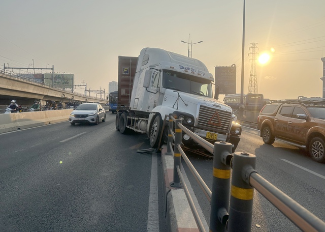 Xe container đâm dải phân cách cầu Sài Gòn, giao thông ùn ứ- Ảnh 1.