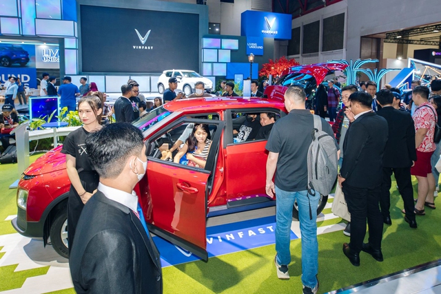 Gian hàng VinFast tại Triển lãm đặc biệt thu hút khách hàng Indonesia và quốc tế. Gian hàng VinFast tại Triển lãm đặc biệt thu hút khách hàng Indonesia và quốc tế.