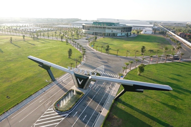 Việc chính thức động thổ cơ sở sản xuất xe điện chỉ sau hơn 1 tháng kể từ ngày công bố ký kết MoU với Chính quyền bang Tamil Nadu (Ấn Độ) khẳng định quyết tâm mạnh mẽ và tốc độ triển khai của VinFast trong kế hoạch mở rộng toàn cầu. Việc chính thức động thổ cơ sở sản xuất xe điện chỉ sau hơn 1 tháng kể từ ngày công bố ký kết MoU với Chính quyền bang Tamil Nadu (Ấn Độ) khẳng định quyết tâm mạnh mẽ và tốc độ triển khai của VinFast trong kế hoạch mở rộng toàn cầu.