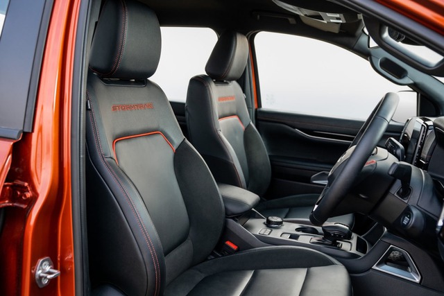 Ghế ngồi điểm các đường chỉ đỏ và tên phiên bản trên phần tựa đầu. Ghế ngồi điểm các đường chỉ đỏ và tên phiên bản trên phần tựa đầu.