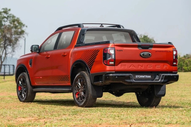 Hông xe có các đường sọc trang trí. Hông xe có các đường sọc trang trí.