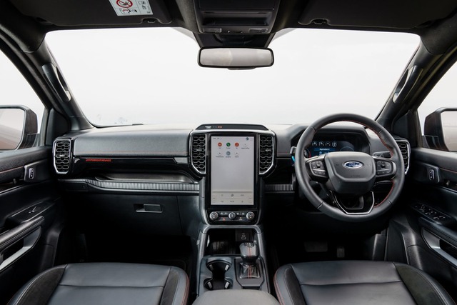 Khoang lái tương tự Ranger Wildtrak. Khoang lái tương tự Ranger Wildtrak.