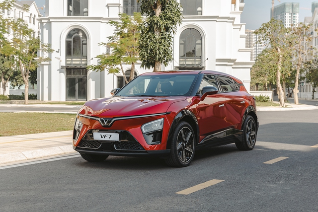 Mẫu xe điện VinFast VF 7 đang được người tiêu dùng ô tô trong nước đánh giá rất cao.