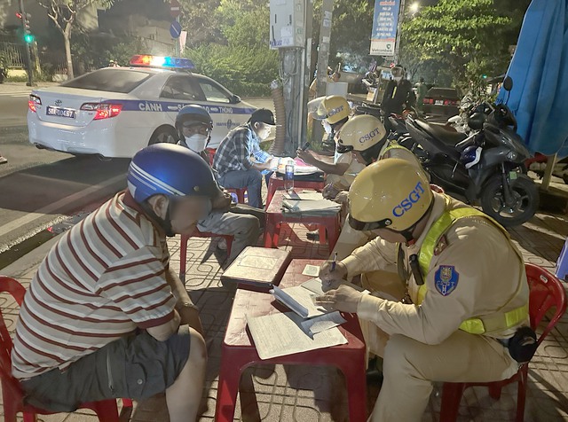 CSGT TP. HCM xử phạt 4.620 trường hợp vi phạm nồng độ cồn trong dịp Tết Nguyên đán Giáp Thìn- Ảnh 2. CSGT TP. HCM xử phạt 4.620 trường hợp vi phạm nồng độ cồn trong dịp Tết Nguyên đán Giáp Thìn- Ảnh 2.