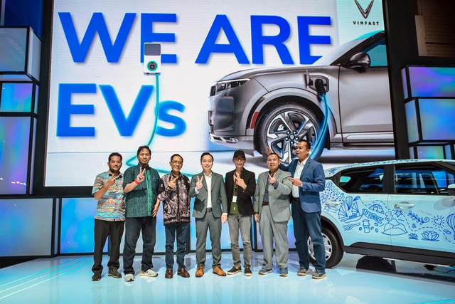 Tổng Giám đốc VinFast Indonesia (đứng giữa) và các đại diện doanh nghiệp tại lễ ký kết.